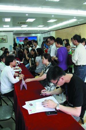 4月29日,广州举办民办教育招生咨询会,家长纷纷前往咨询.